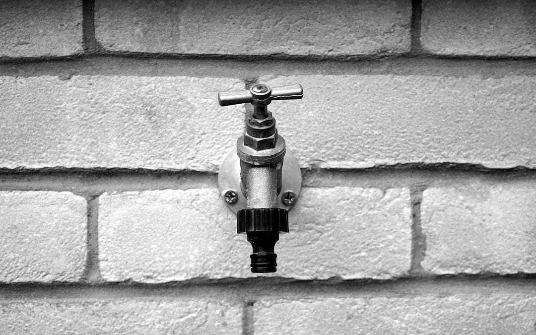 Buitenkraan aanleggen in de tuin: zo doe je het zelf