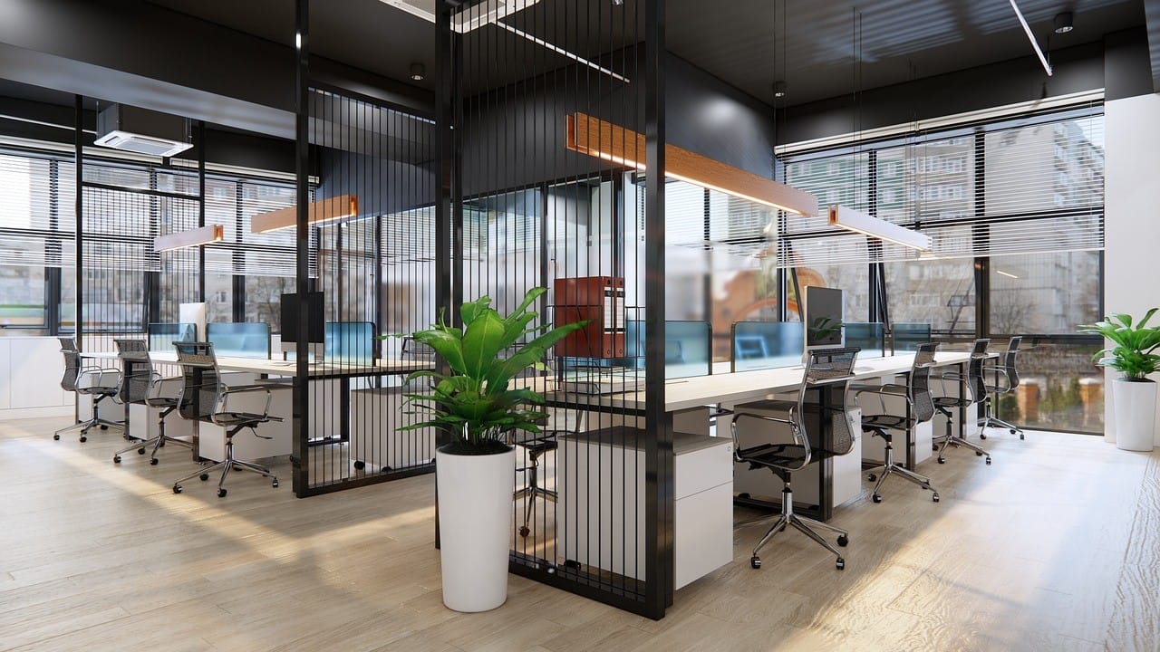 systemflex woonspots Modern kantoorinterieur met open werkplekken, glazen wanden, ergonomische bureaustoelen en grote ramen met uitzicht op de stad