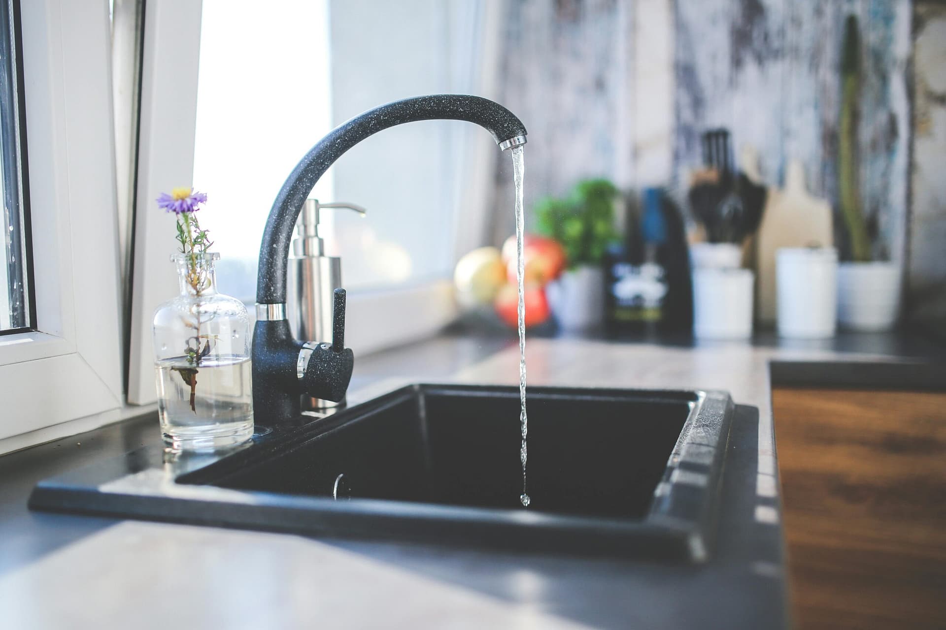 pexels-kaboompics-6256 Waterkraan in de keuken