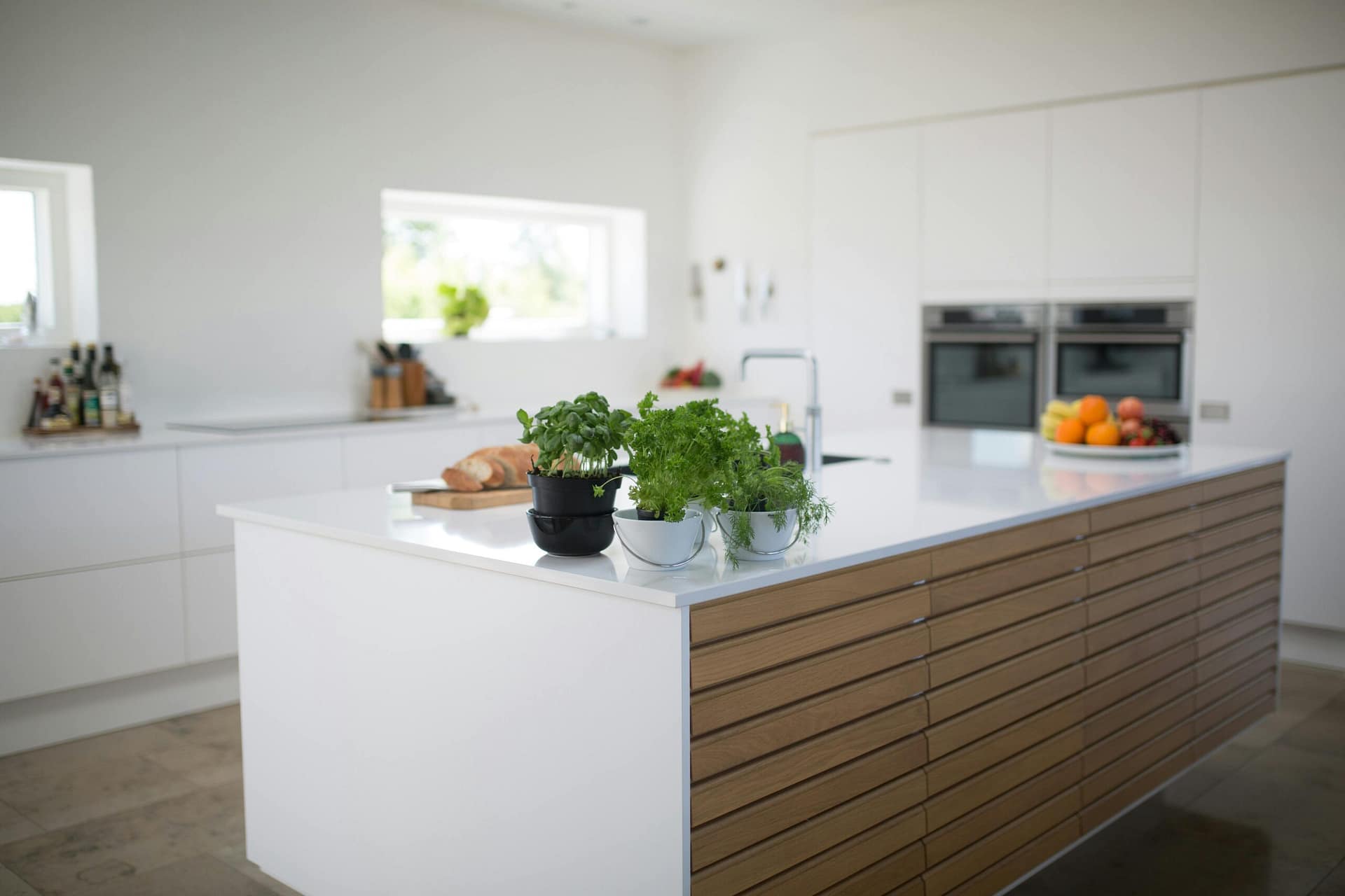pexels-reneterp-1358900 witte keuken met houten lades