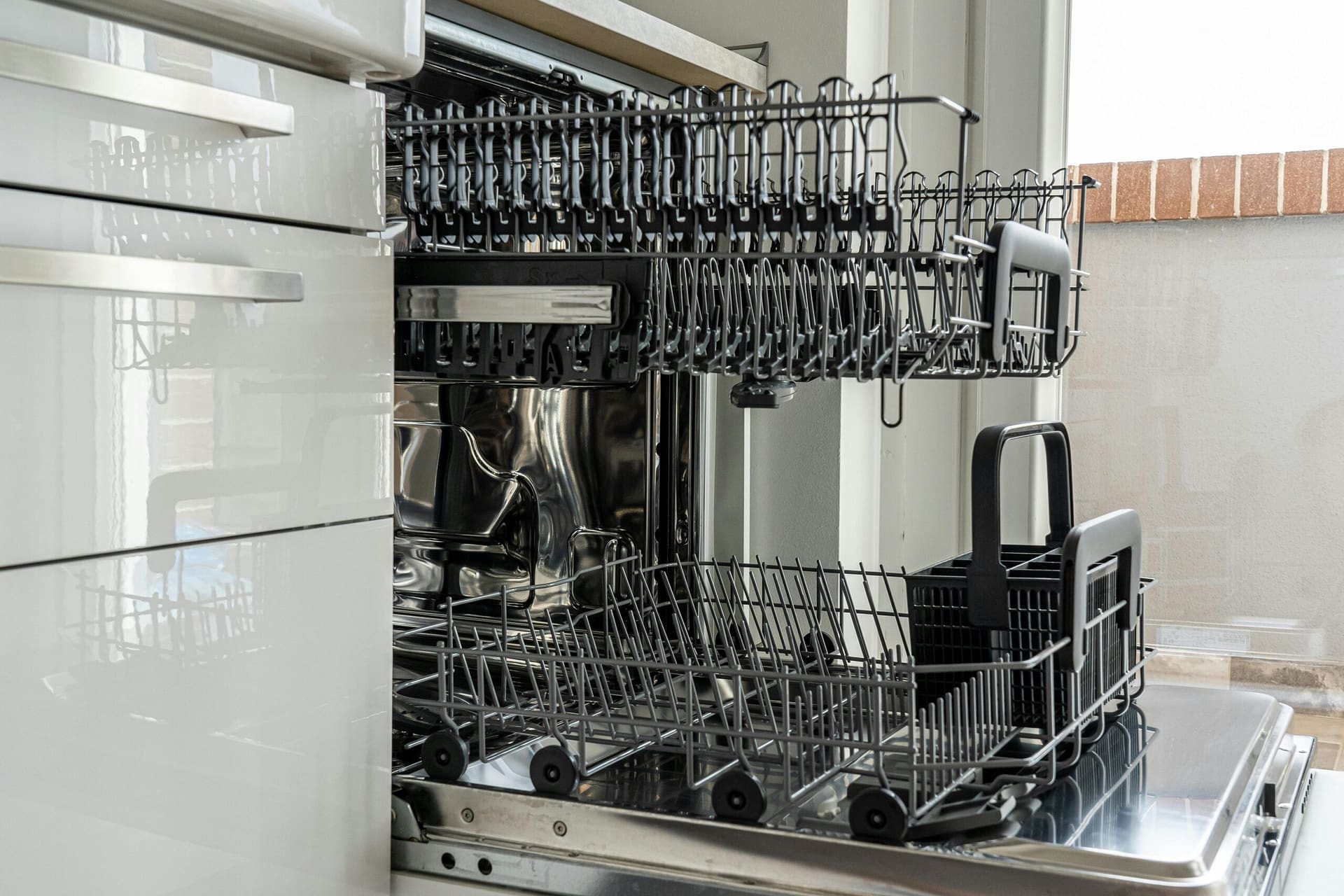 pexels-castorlystock-3829560 vaatwasser die uitgeklapt is