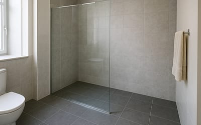 Glazen douchewand op een tegelvloer