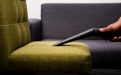 Stoffen bank schoonmaken: wat werkt wel en niet