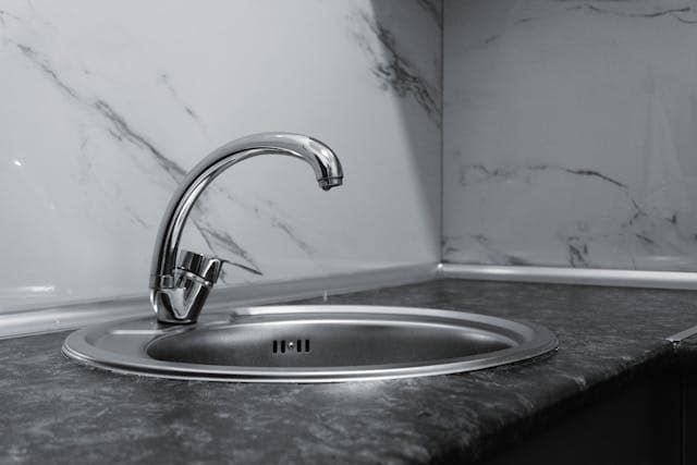 Lekkende kraan repareren? Zo pak je het aan